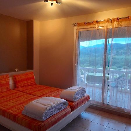 Chez Bernard Et Rosina Bed & Breakfast Espéraza Екстериор снимка